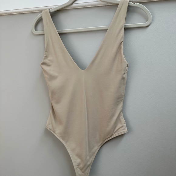 Babaton Contour V-Neck Bodysuit - Picture 3 of 9